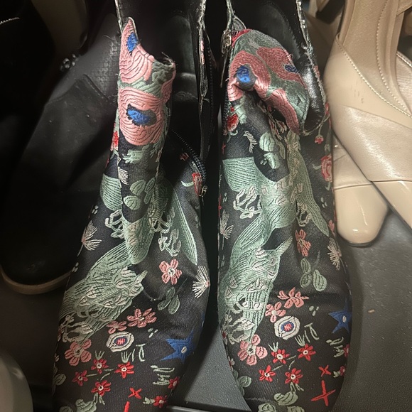 Vince Camuto Black Floral Embroidered‎ Ankle Boots - Picture 2 of 10